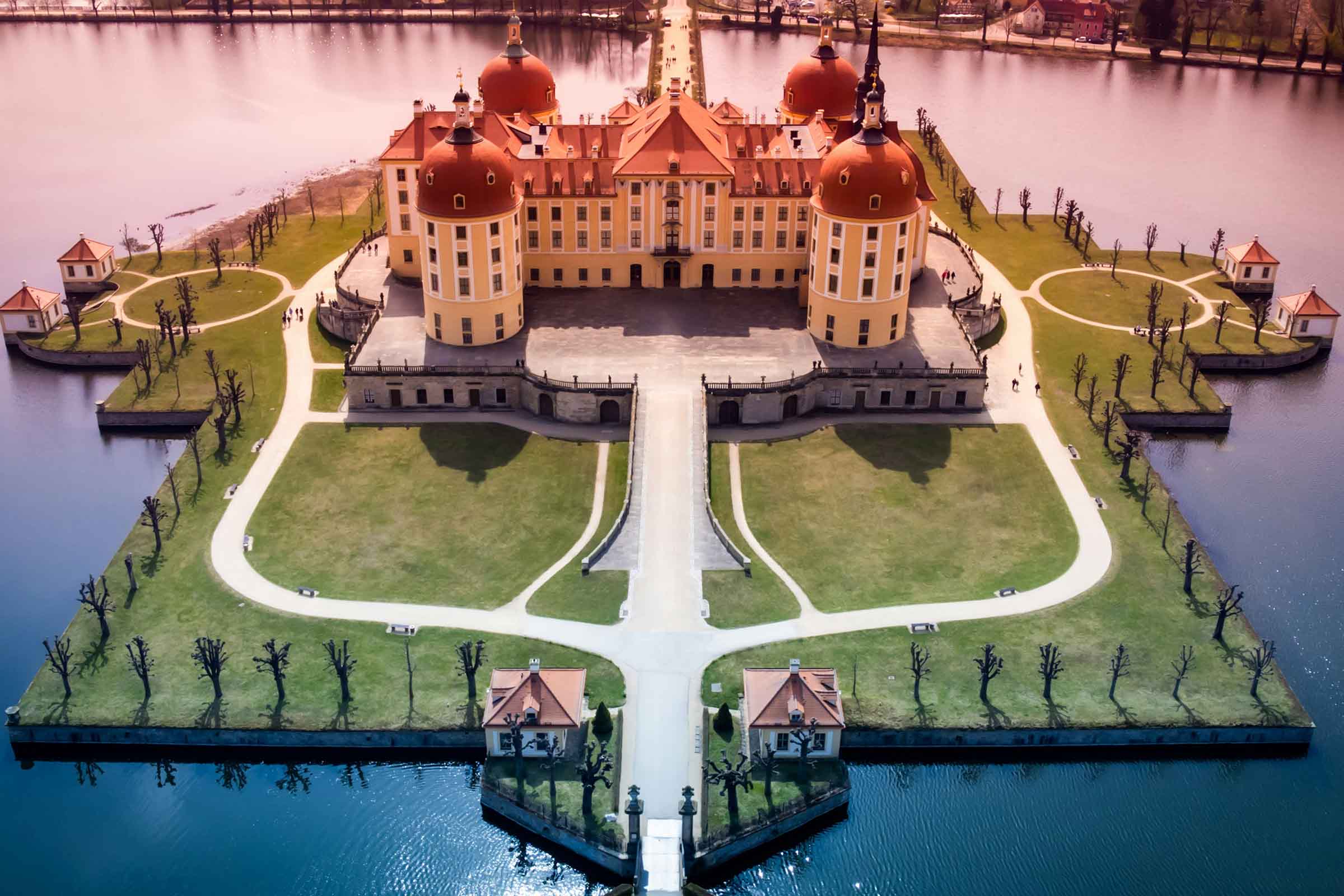 Medieval castle surrounded by a protective moat, symbolizing defensible competitive advantages in SaaS businesses